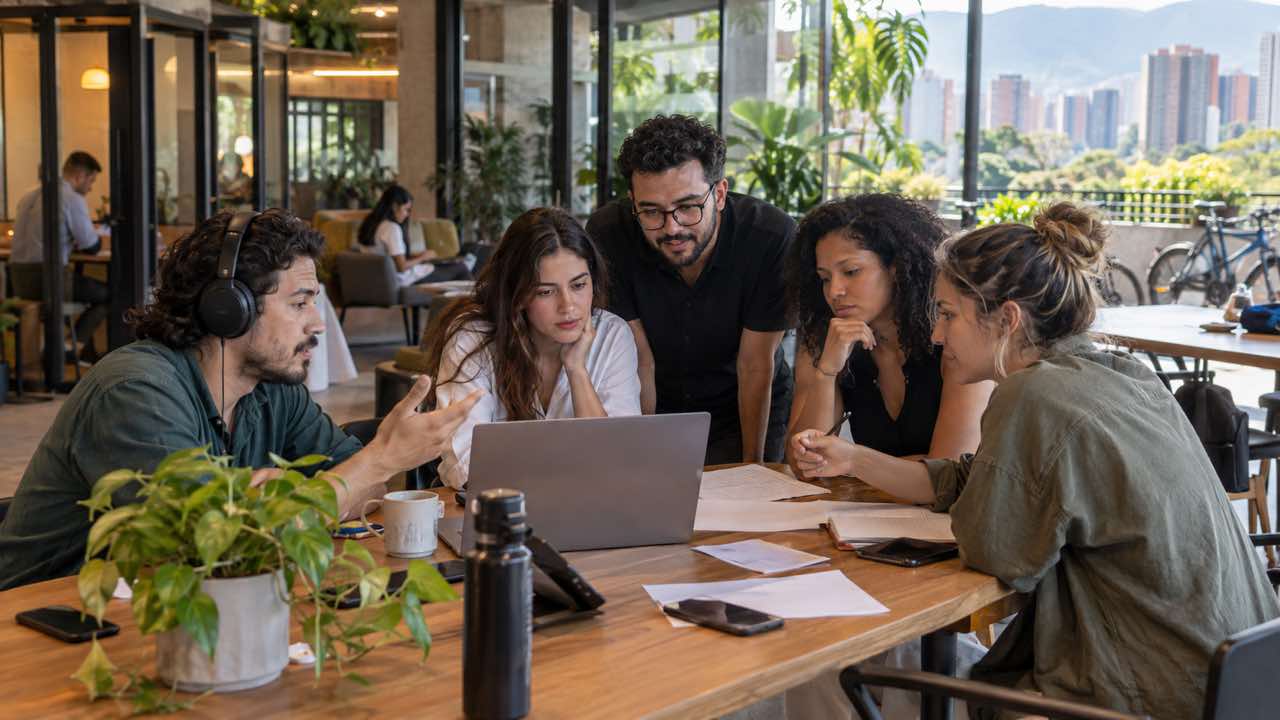 Equipo revisa un calendario semanal de asistencias en un coworking de Ciudad del Río